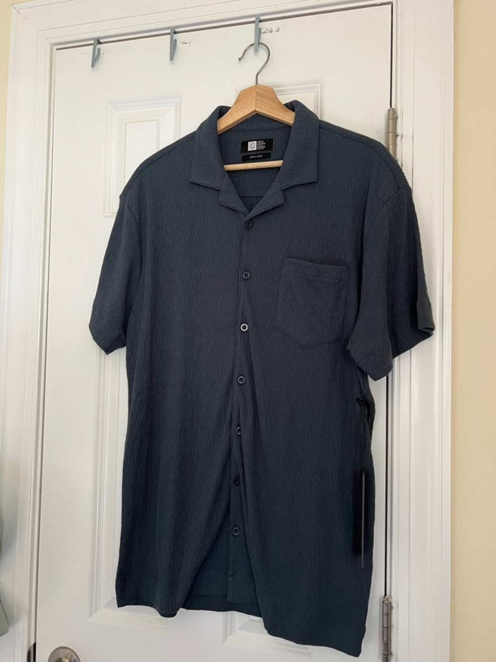 Brand New LIRA  Men's Short-Sleeve Button-Down Shirt in Charcoal #NWT -Medium